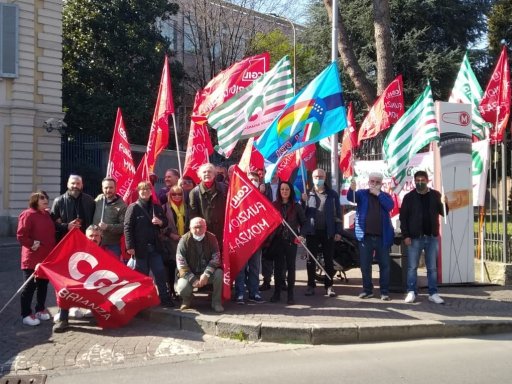 Una mobilitazione per il rinnovo di due contratti: lavoratrici e lavoratori in presidio davanti alla prefettura